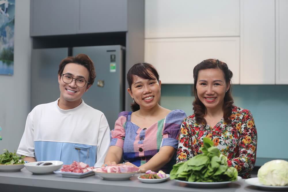 Huỳnh Lập cùng đầu bếp Hiền Minh tham gia bữa cơm gia đình của một fan hâm mộ và có được những kỷ niệm vô cùng đáng yêu.