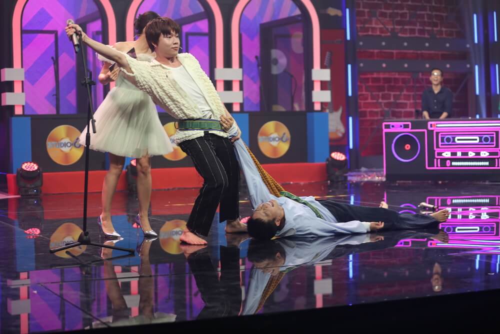 Anh Tú “khóc hết nước mắt” khi vừa phải chịu phạt đến “tàn tạ” vì đội trưởng Lâm Vỹ Dạ, vừa bất lực khi bị đàn anh Quang Trung kéo lê không thương xót.