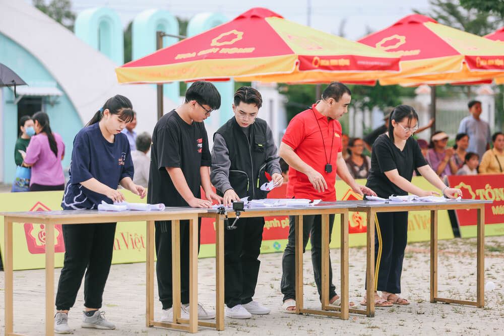 “Cô Tấm” Khổng Tú Quỳnh, Minh Dự trổ tài nhặt đậu mang về 45 triệu đồng cho em nhỏ mồ côi mẹ