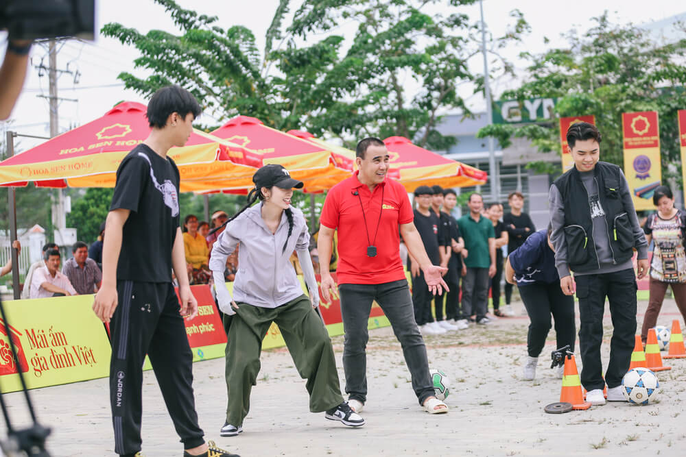 “Cô Tấm” Khổng Tú Quỳnh, Minh Dự trổ tài nhặt đậu mang về 45 triệu đồng cho em nhỏ mồ côi mẹ