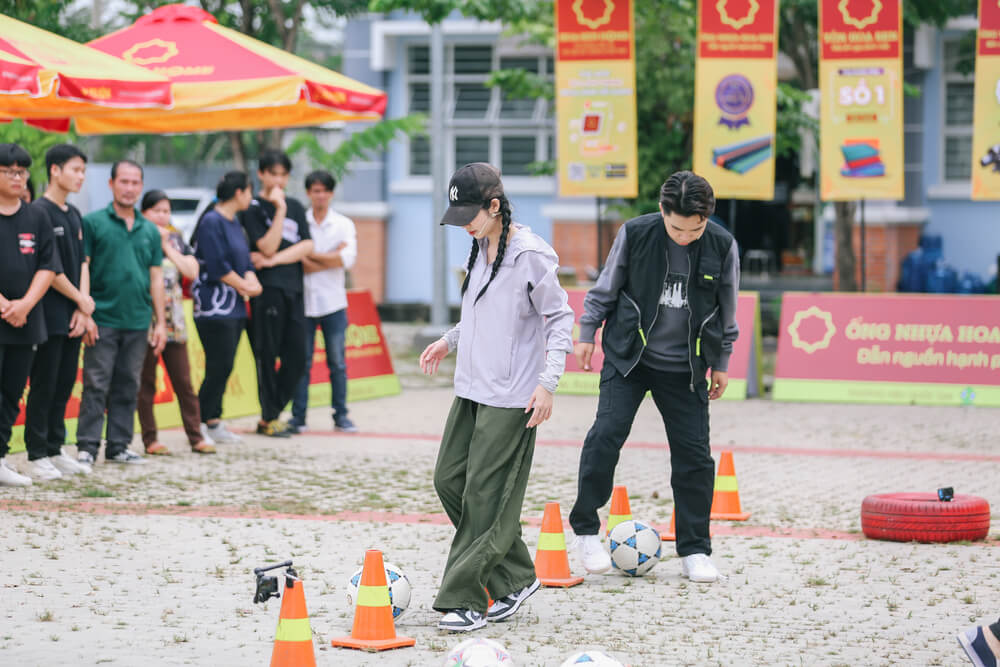 “Cô Tấm” Khổng Tú Quỳnh, Minh Dự trổ tài nhặt đậu mang về 45 triệu đồng cho em nhỏ mồ côi mẹ