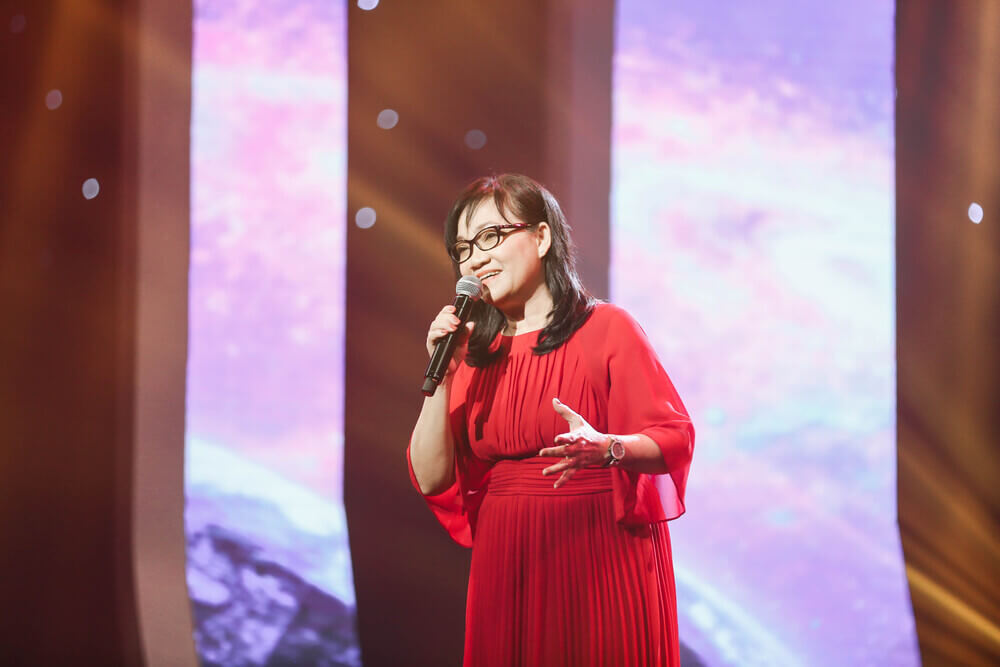 Sân khấu đầu tiên: Mẹ ca sĩ Thanh Ngọc hát tặng ông xã cực tình cảm ở tuổi U70