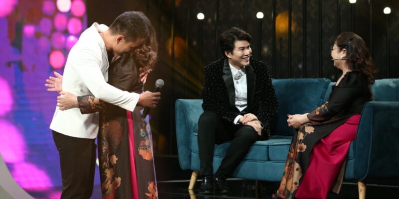 Sân khấu đầu tiên: MC Vũ Mạnh Cường nghẹn ngào khi giúp hai người con nói lời yêu thương với cha mẹ