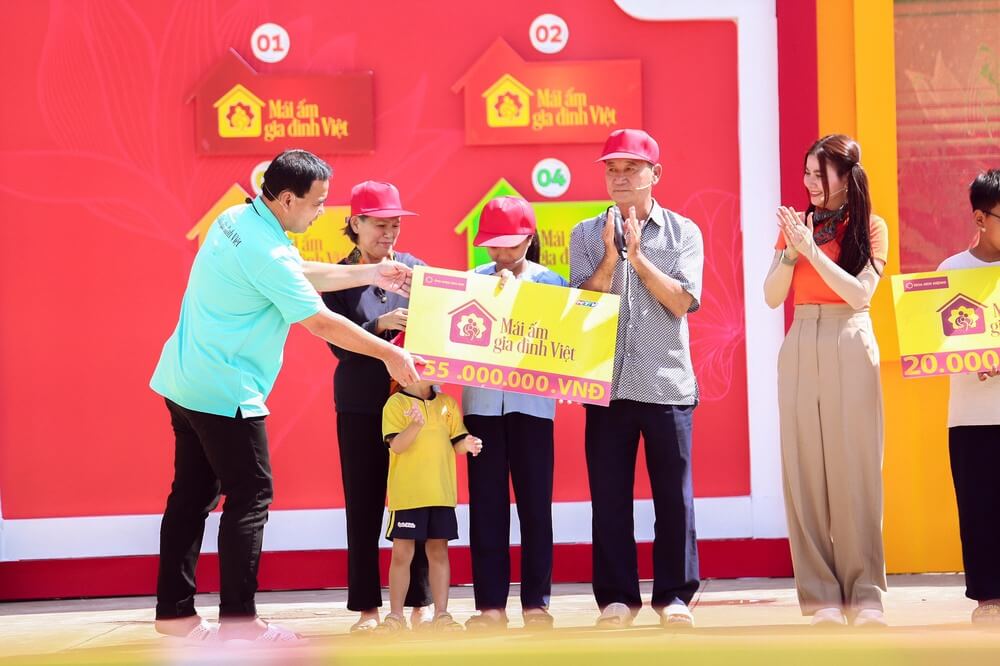 Mái ấm gia đình Việt: Kha Ly, Hồ Quang Hiếu hợp sức mang về 90 triệu đồng cho trẻ mồ côi