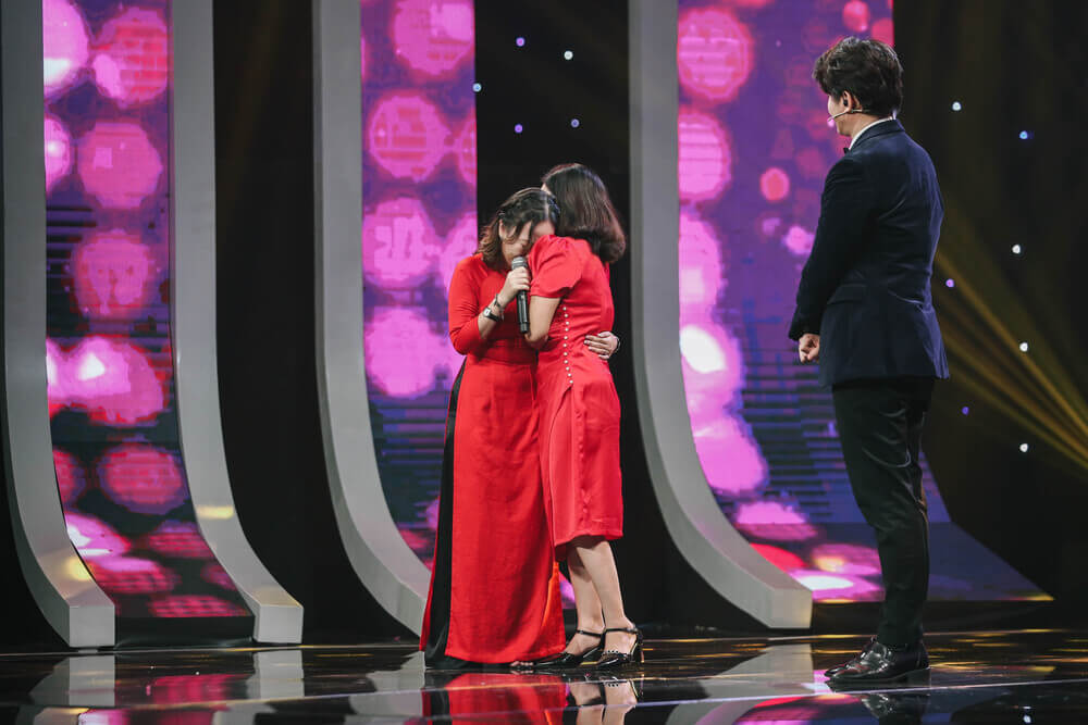 Sân khấu đầu tiên: MC Vũ Mạnh Cường nghẹn ngào khi cô gái từng bị mẹ ruột từ mặt nói lời xin lỗi