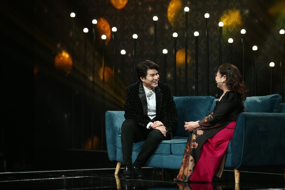 Sân khấu đầu tiên: MC Vũ Mạnh Cường nghẹn ngào khi giúp hai người con nói lời yêu thương với cha mẹ
