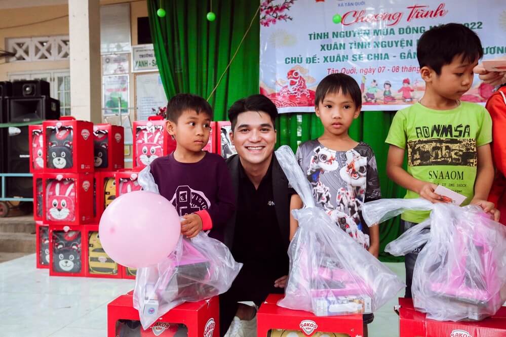 CEO Bảo Hoàng dùng giải thưởng thắng được trao 100 chiếc balo cho học sinh nghèo tại Đồng Tháp