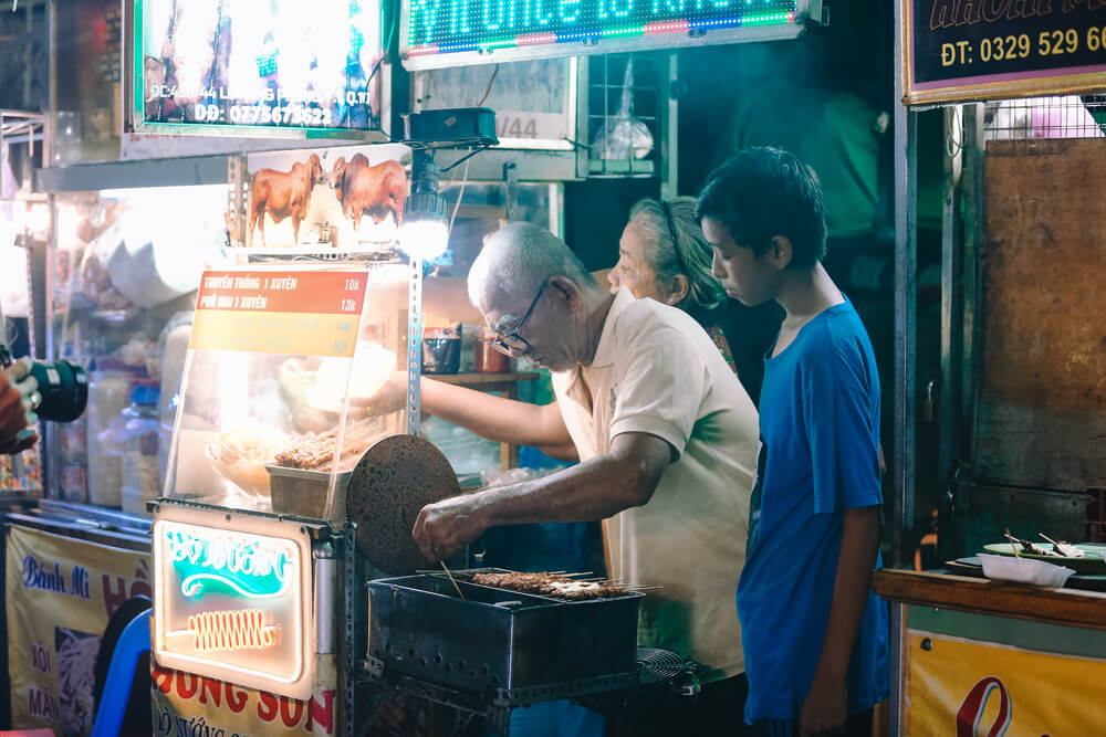 Sắc màu cuộc sống: Lê Trang “quậy tưng” khu phố ẩm thực Hồ Thị Kỷ cùng Hoàng Rapper