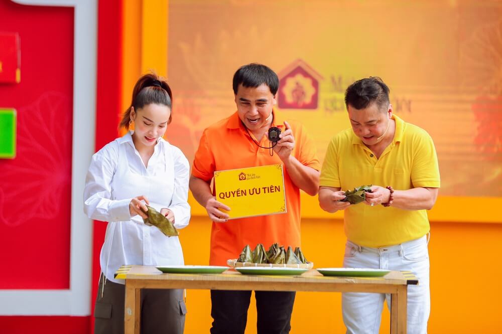 Mái ấm gia đình Việt: MC Quyền Linh kể về kỉ niệm từng đóng vai quần chúng khi diễn kịch cùng Lý Hùng