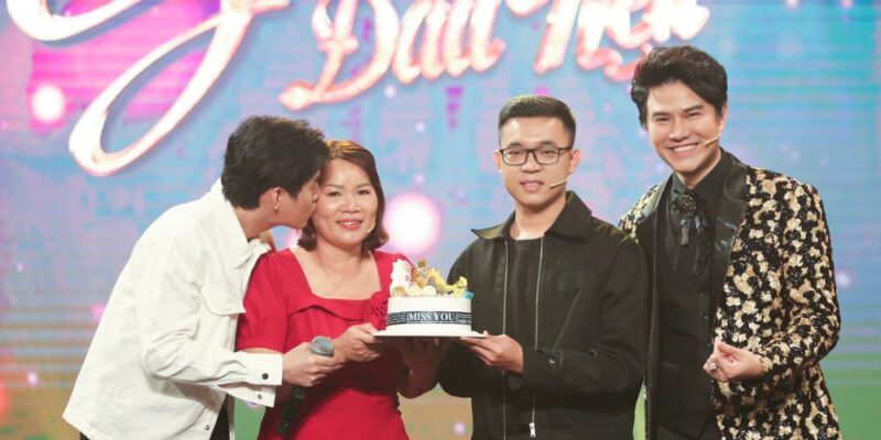 Sân khấu đầu tiên: Vũ Mạnh Cường giúp chàng trai come out với mẹ trên “Sân Khấu Đầu Tiên”