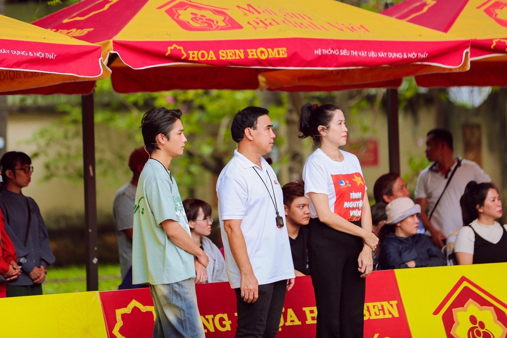 Mái ấm gia đình Việt: MC Quyền Linh dành lời khen “có cánh” cho những nỗ lực, thành công của ca sĩ Tăng Duy Tân