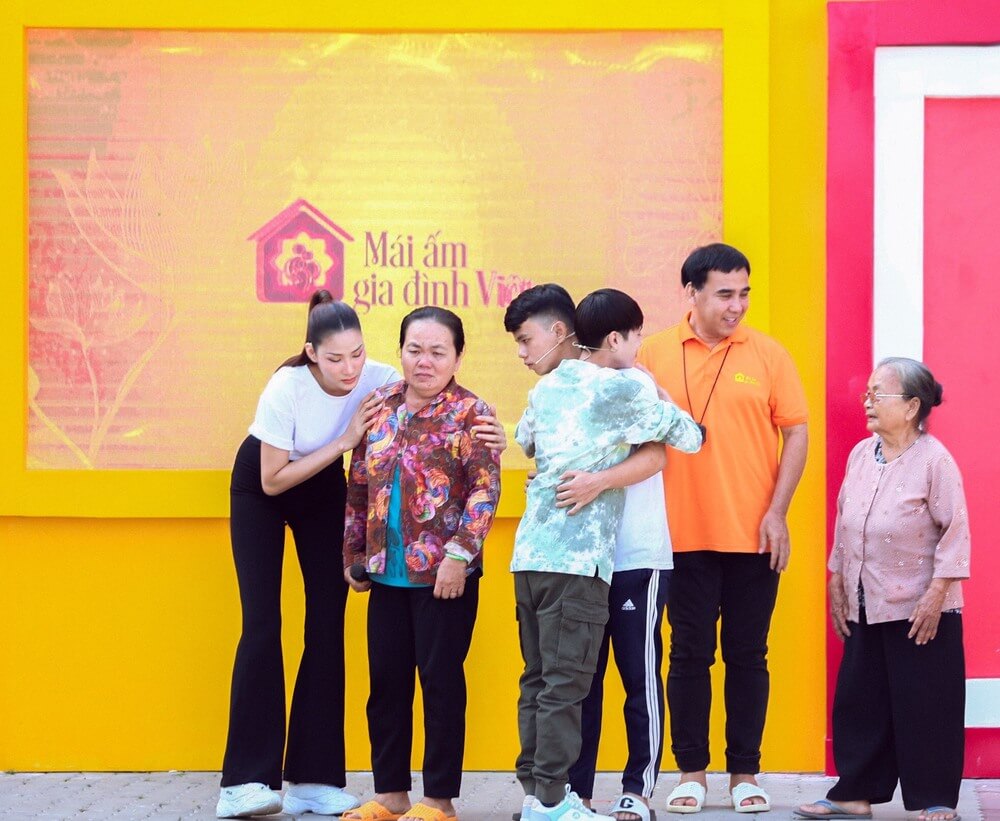 Mái ấm gia đình Việt: Tuấn Dũng bối rối khi đứng cạnh Hoàng Thùy