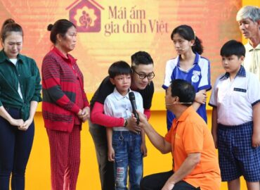 Mái ấm gia đình Việt: Thanh Thảo bật khóc nức nở khi thấy các bé trạc tuổi con mình đã không còn cha mẹ