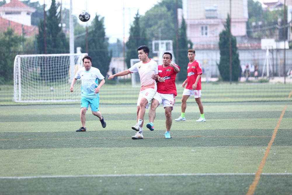 Trao tặng 82 balo cho Tỉnh đoàn Lâm Đồng trong trận đấu giao lưu bóng đá