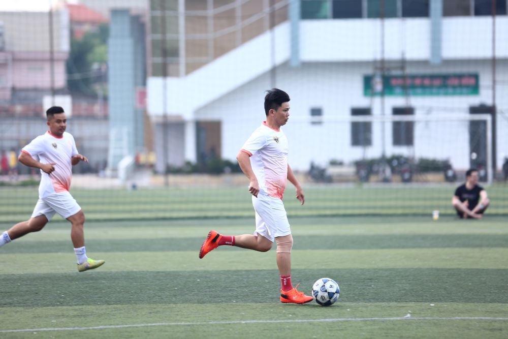 Trao tặng 82 balo cho Tỉnh đoàn Lâm Đồng trong trận đấu giao lưu bóng đá