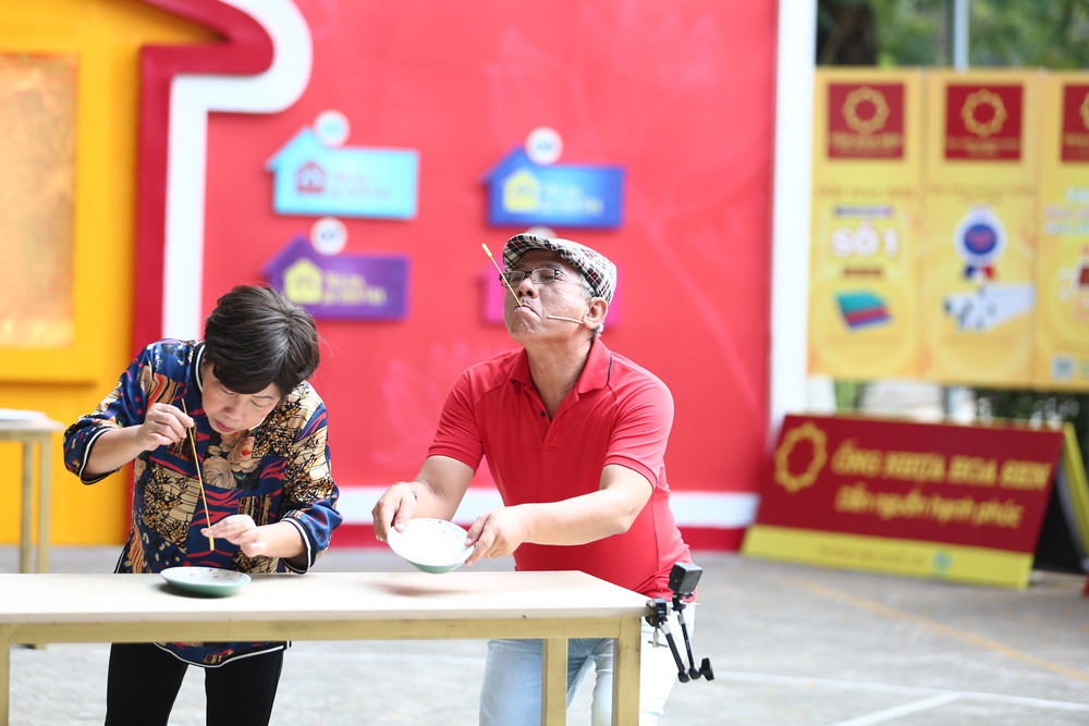 Mái ấm gia đình Việt: Nghệ sĩ Trung Dân, Phi Phụng tặng hết cát-xê cho các em nhỏ mồ côi