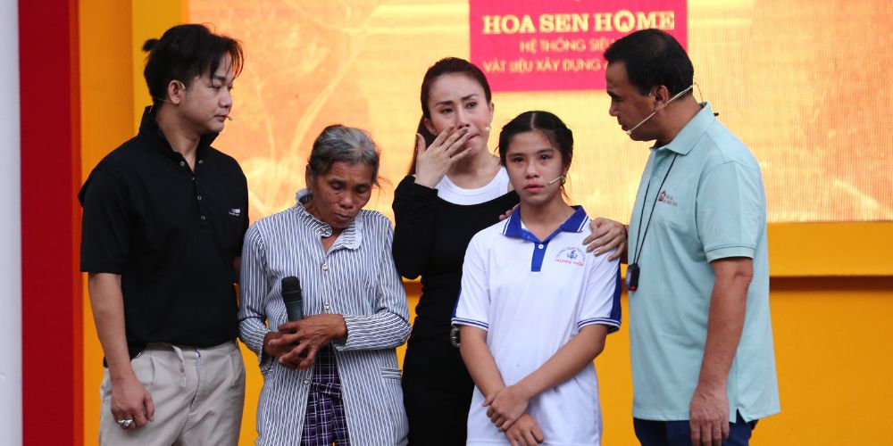 Mái ấm gia đình Việt: Quách Tuấn Du, Ngọc Châu liên tục rơi nước mắt trước hoàn cảnh của các em nhỏ mồ côi