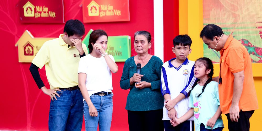 Mái ấm gia đình Việt: Quyền Linh, Ốc Thanh Vân và Xuân Nghị không kiềm được cảm xúc trước các em nhỏ mồ côi