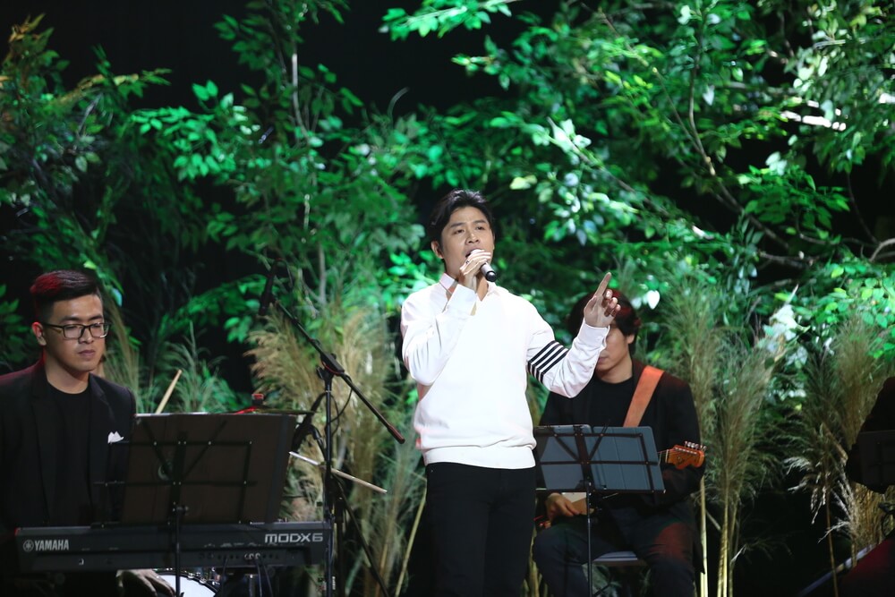 Với loạt bản hit đình đám của Nguyễn Văn Chung được tái hiện, khán giả đã có một bữa tiệc âm nhạc mãn nhĩ, được nghe những câu chuyện thú vị xoay quanh những ca khúc đó mà lần đầu tiên được nam nhạc sĩ tiết lộ.