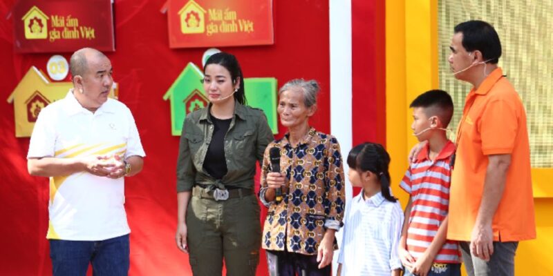 Mái ấm gia đình Việt: Diễn viên Đàm Hằng khóc nức nở khi chứng kiến hoàn cảnh của các em nhỏ mồ côi