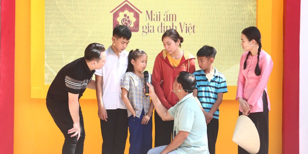 Mái ấm gia đình Việt: MC Quyền Linh, Thanh Phong và Lê Ngọc Thúy xót xa trước hoàn cảnh của các em nhỏ mồ côi
