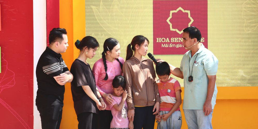 Mái ấm gia đình Việt: MC Quyền Linh, Thanh Phong và Lê Ngọc Thúy xót xa trước hoàn cảnh của các em nhỏ mồ côi
