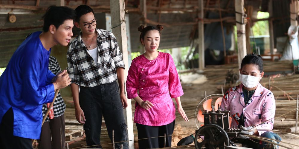 Bách nghệ kỳ thú: MC Quang Huy đưa Tôn Tuấn Kiệt, Gia Linh khám phá làng nghề trăm năm tại Củ Chi