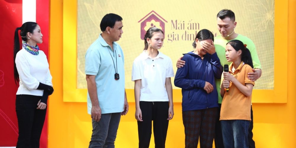 Mái ấm gia đình Việt: Diễn viên Xuân Phúc bật khóc nức nở trước hoàn cảnh các em nhỏ mồ côi