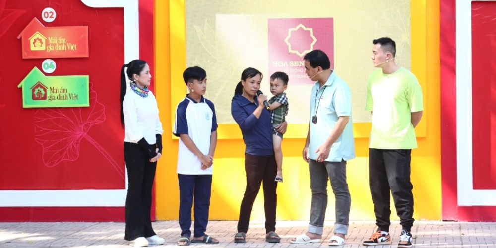 Mái ấm gia đình Việt: Diễn viên Xuân Phúc bật khóc nức nở trước hoàn cảnh các em nhỏ mồ côi