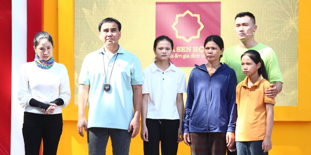 Mái ấm gia đình Việt: 6 mẹ con được MC Quyền Linh tặng tiền xây nhà vệ sinh