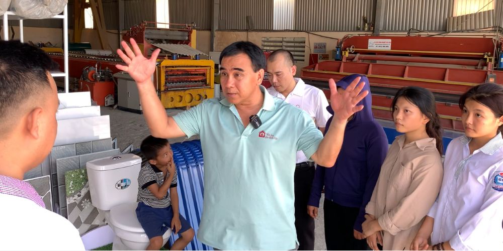 Mái ấm gia đình Việt: 6 mẹ con được MC Quyền Linh tặng tiền xây nhà vệ sinh