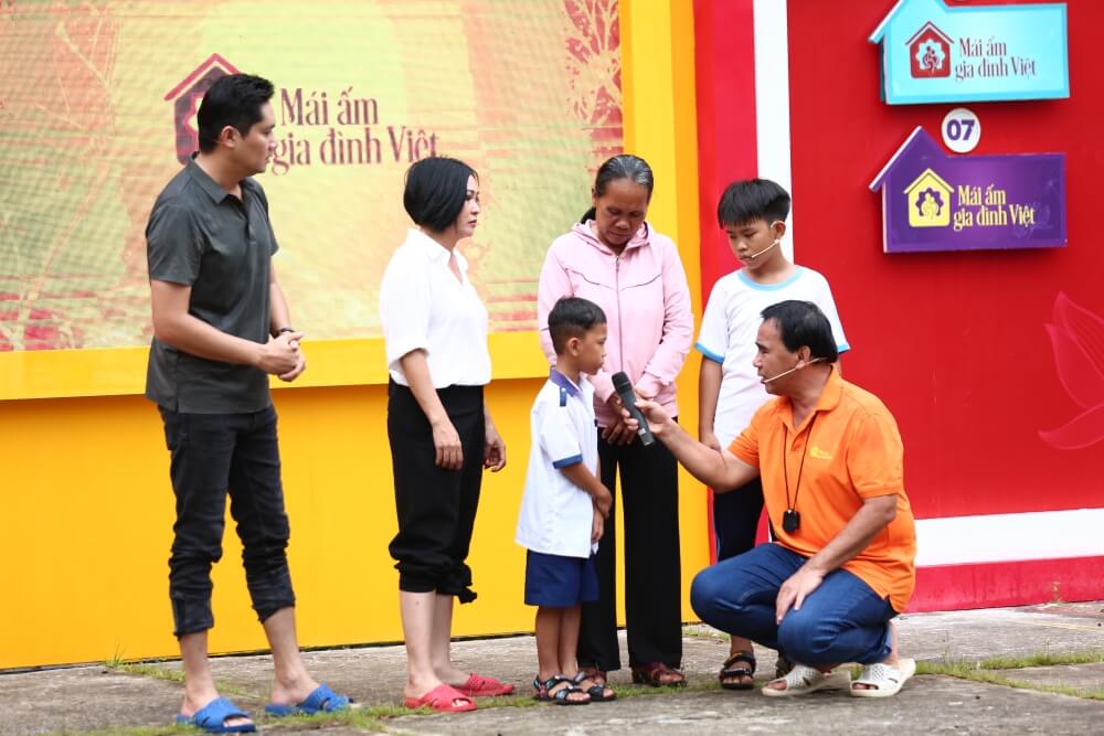 Mái ấm gia đình Việt: MC Quyền Linh lợp mái nhà tặng cho bé gái mồ côi cha mẹ khi chưa đầy 1 tuổi