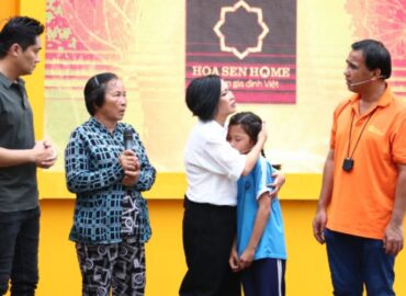 Mái ấm gia đình Việt: MC Quyền Linh lợp mái nhà tặng cho bé gái mồ côi cha mẹ khi chưa đầy 1 tuổi