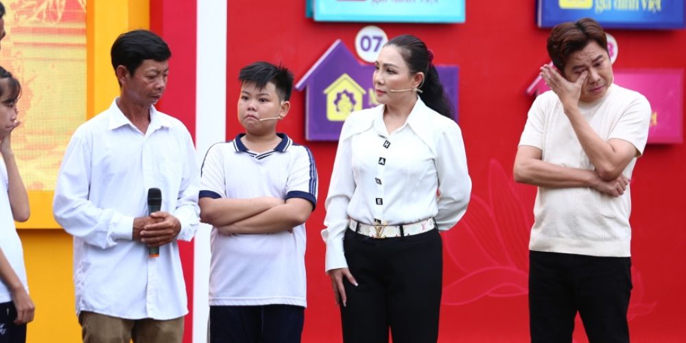 Mái ấm gia đình Việt: MC Quyền Linh xót lòng trước cảnh con trai 15 tuổi chăm sóc mẹ U70 tại Sóc Trăng