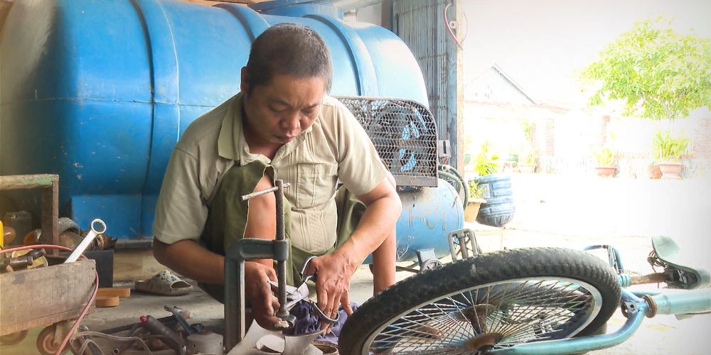 Thần Tài Gõ Cửa: Hành trình “trở mình” tìm lại nghề xưa của người thợ khiếm khuyết đa tài ở Cần Thơ