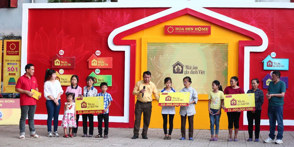 Mái ấm gia đình Việt: Quyền Linh, Hương Tươi và Chiến Thắng tặng tiền cho trẻ mồ côi