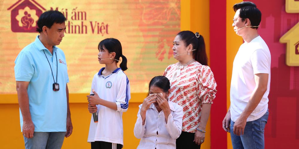 Mái ấm gia đình Việt: NSƯT Phượng Hằng, MC Quyền Linh khóc nghẹn khi biết em bé mồ côi phải uống nước lã cho qua cơn đói khi nhà hết gạo
