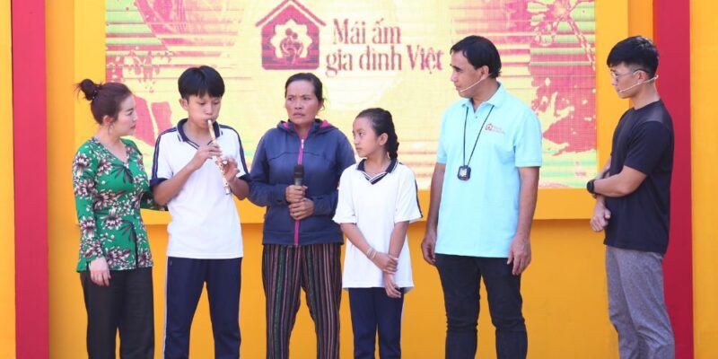 Mái ấm gia đình Việt: Thiên Vương MTV nhắc về tuổi thơ 9 năm liền dậy sớm giúp mẹ bán thịt ở chợ, chỉ được nghỉ ngày mùng 1 Tết hằng năm