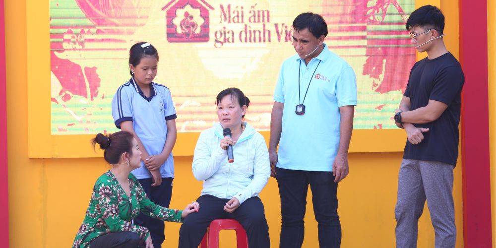 Mái ấm gia đình Việt: Thiên Vương MTV nhắc về tuổi thơ 9 năm liền dậy sớm giúp mẹ bán thịt ở chợ, chỉ được nghỉ ngày mùng 1 Tết hằng năm