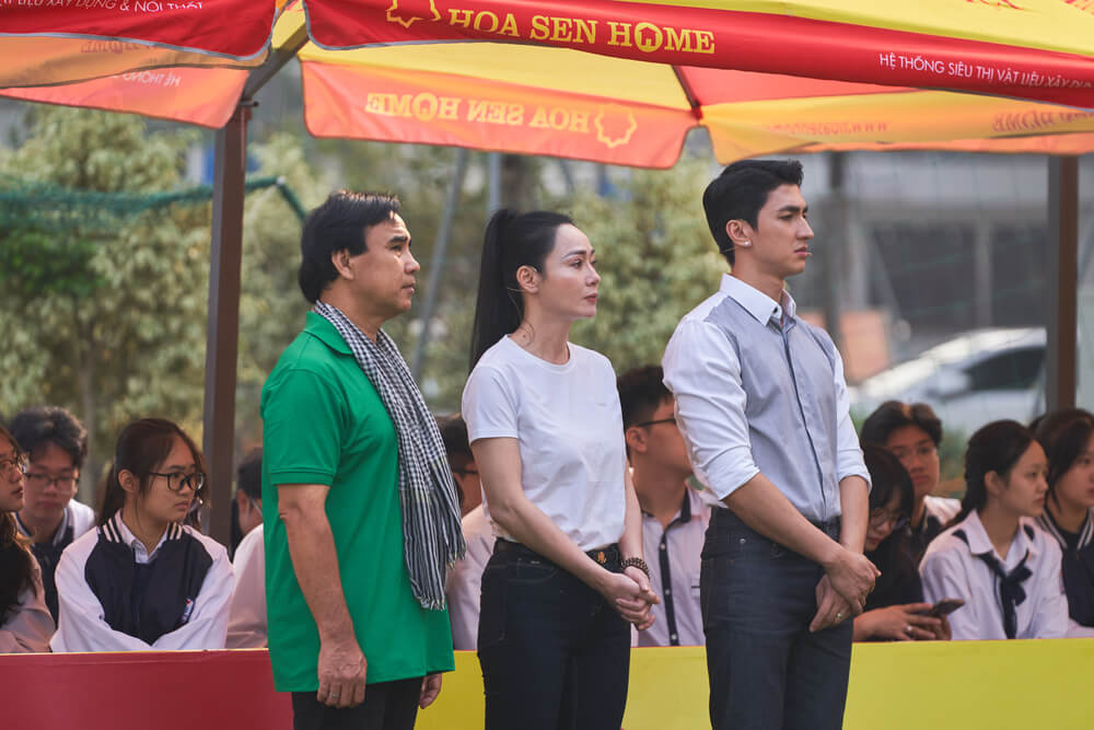 Mái ấm gia đình Việt: Diễn viên Quách Thu Phương và Bình An xúc động khi chứng kiến hoàn cảnh của em nhỏ mồ côi