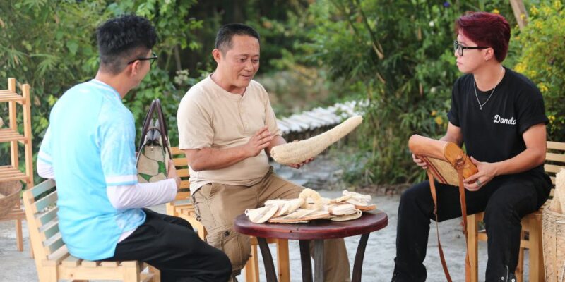 Bách nghệ kỳ thú: MC Hoàng Rapper đưa ca sĩ Hồ Khánh Long khám phá nghề làm sản phẩm xơ mướp tại TP.HCM
