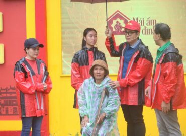 Mái ấm gia đình Việt: NSƯT Trinh Trinh và diễn viên Hòa Hiệp xúc động khi chứng kiến hoàn cảnh của em nhỏ mồ côi