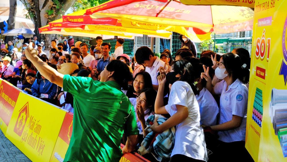 Hàng ngàn người dân Đạ Tẻh háo hức tham dự chương trình “Mái ấm gia đình Việt”