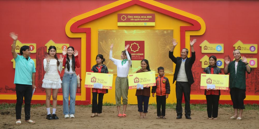 Mái ấm gia đình Việt: Con gái MC Quyền Linh đến thăm cha, cùng Thúy Diễm và Hứa Kim Tuyền tặng tiền cho trẻ em mồ côi