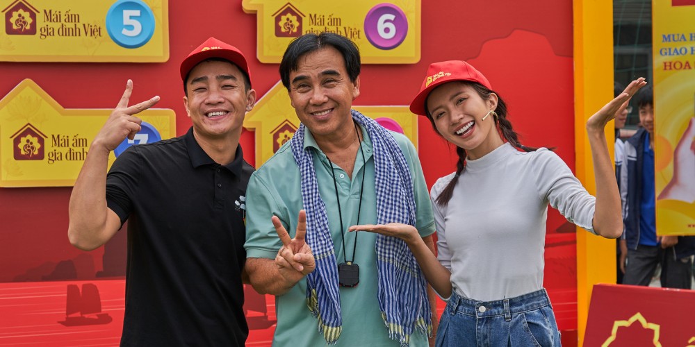 Mái ấm gia đình Việt: Diễn viên Đỗ Duy Nam và diễn viên Ngọc Huyền bật khóc khi chứng kiến hoàn cảnh của em nhỏ mồ côi