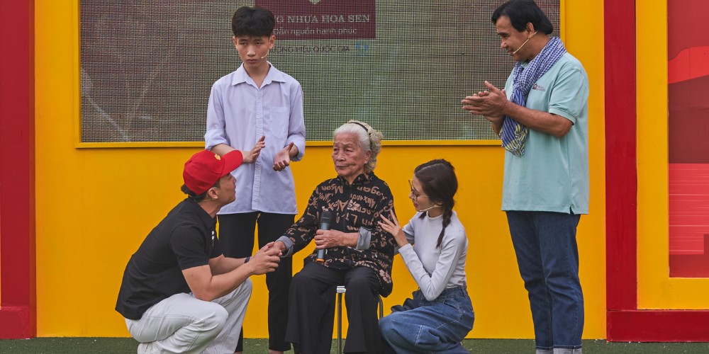 Mái ấm gia đình Việt: Diễn viên Đỗ Duy Nam và diễn viên Ngọc Huyền bật khóc khi chứng kiến hoàn cảnh của em nhỏ mồ côi