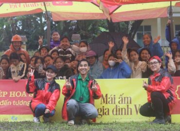 Mái ấm gia đình Việt: MC Quyền Linh té ngã, Trinh Trinh và Hòa Hiệp quần áo lấm bùn vẫn đội mưa mang về 95 triệu cho trẻ em mồ côi