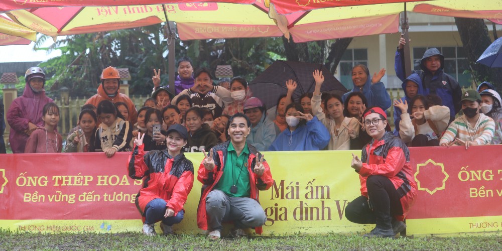 Mái ấm gia đình Việt: MC Quyền Linh té ngã, Trinh Trinh và Hòa Hiệp quần áo lấm bùn vẫn đội mưa mang về 95 triệu cho trẻ em mồ côi 
