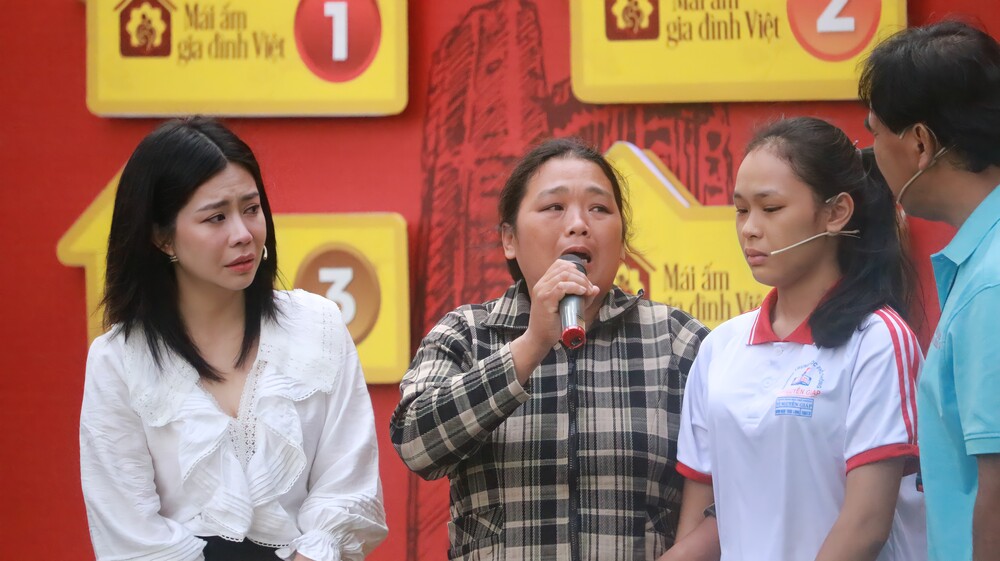 Mái ấm gia đình Việt: Quyền Linh nghẹn ngào, Vũ Ngọc Ánh bật khóc trước cảnh bé gái mất cha, mẹ bệnh tật không làm gì ra tiền