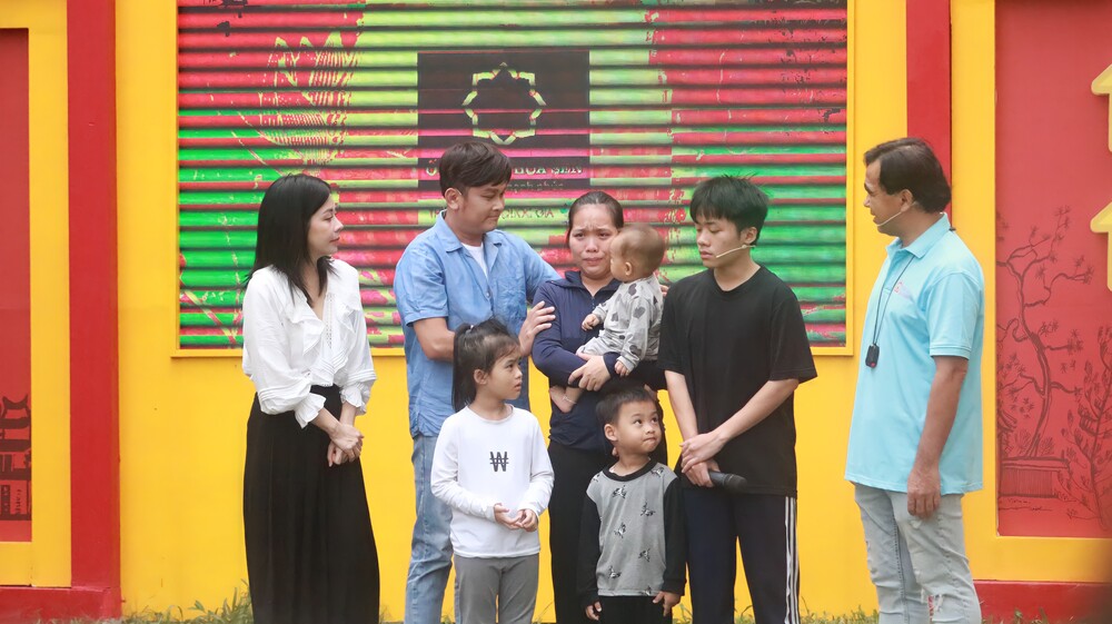 Mái ấm gia đình Việt: Quyền Linh nghẹn ngào, Vũ Ngọc Ánh bật khóc trước cảnh bé gái mất cha, mẹ bệnh tật không làm gì ra tiền